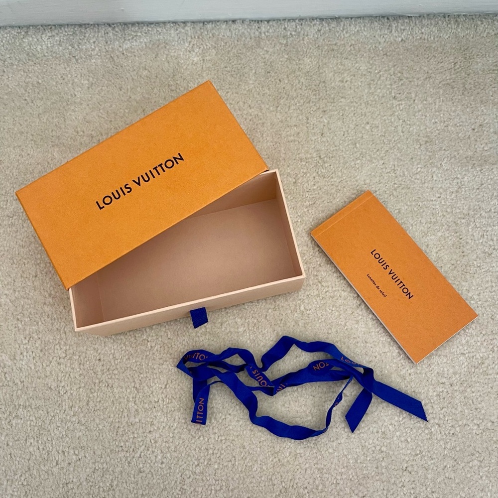 Louis Vuitton Box Set (Ribbon & Booklet included)